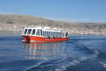 Embarcación Turística en el lago
